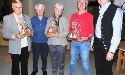 Erna Winkler (2. v. l.) und Wolfgang Voigt (r.) vom WSV bedanken sich bei drei Übungsleitern (v. l.): Erika Kahle, Ingrid Seiler und Jürgen Basler mit einem Präsent für ihre Tätigkeit in der Gymnastiksparte. Foto: Privat