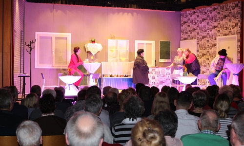 Das Altstadttheater zeigt in diesem Jahr die Komödie "Kaviar trifft Currywurst". Fotos: Anke Donner