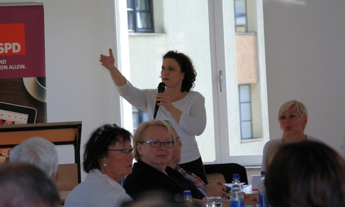 Dr. Carola Reimann lud zur Fraktion-vor-Ort-Veranstaltung zum Thema „Was ändert sich in der Pflege? Die neuen Pflegegesetze im Überblick“. Fotos: SPD