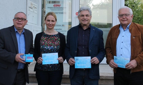 Der CDA-Kreisverband Wolfenbüttel bereitet sich auf die Veranstaltungen zum Tag der Arbeit vor. Beteiligt sind Andreas Meißler, Martina Sharman, Herbert Theissen und Klaus Hantelmann. Foto: Kathrin Meißler