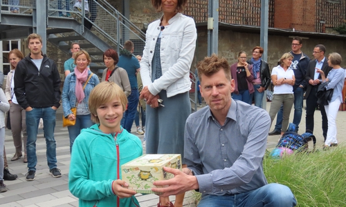 Die Bilder zeigen Schulleiter Oliver Behn und Koordinatorin Jana Greschke bei der Entgegennahme der "Wunschkisten". Foto: Gymnasium im Schloss