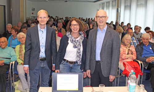 Rund 160 Gäste hatten sich im Konferenzzentrum des Städtischen Klinikums eingefunden. Es referierten: Dr. Christian Gubbe, Diplom-Ökotrophologin Doris Fritzsche und Chefarzt der Inneren Medizin und Kardiologe Prof. Dr. Dirk Hausmann (v. l. n.r.), Foto: Städtisches Klinikum Wolfenbüttel