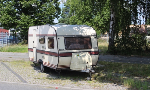 Die Straßenverkehrsordnung sieht vor, dass Wohnwagen maximal bis zu zwei Wochen unbewegt an einer Stelle stehen dürfen. Foto: Jan Weber
