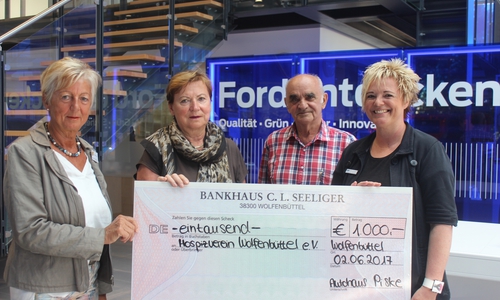 Rosemarie Heuer und Dagmar Ammon (Hospizverein) mit Hans-Georg Piske und Susanne Dotzauer (Autohaus Piske) bei der Spendenübergabe. Foto: Anke Donner 