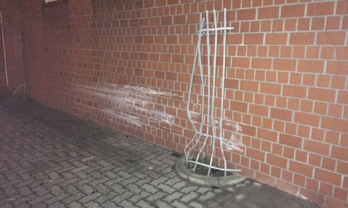 Am Freitag kam es zu einem Unfall an der Kreuzung Jägerstraße/Friedrich-Ebert-Straße. Ein Auto schleuderte in die Wand der Feuerwache. Foto: Marian Hackert