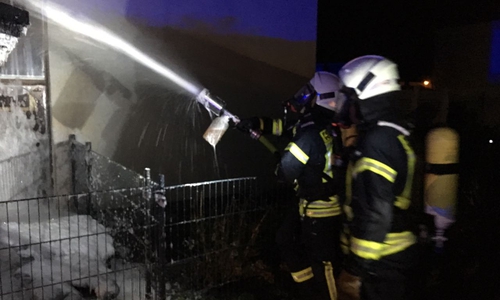 Die Feuerwehr konnte es verhindern, dass die Flammen auf den Innenraum der Gartenhütte übergreifen. Foto: Feuerwehr