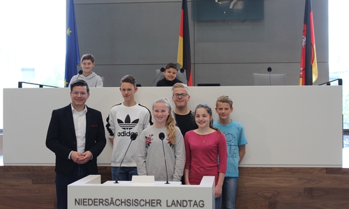 Von links: Präsidium: Friedrich Kuske, Figo Brandl; davor Björn Försterling, Konrad Kahmann, Hanna Szybay, Rayk Siedekum, Zina Splettstösser und Fabian Niebuhr. Foto: Julia Treblin