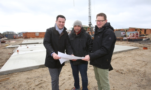 Bürgermeister Matthias Nerlich zusammen mit dem Investor Viktor Ackermann und Karsten Moritz, Leiter des Fachbereichs Hochbau auf dem Baugrundstück (v. li.). Foto: Stadt Gifhorn 