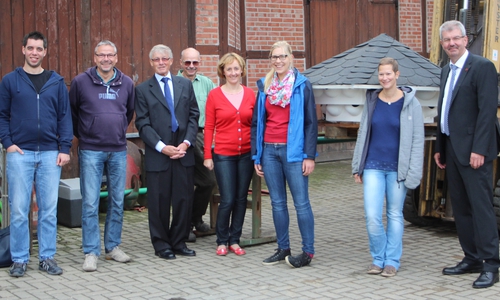 Gruppenbild mit Schwalbenhaus (v.l.) P. von Cisewski , U. Rexhausen (beide Landkreisverwaltung), Prof. Dr. C. Helm (Curt Mast Stiftung), J. Remmer, Manja Puschnerus (Curt Mast Stiftung), Eva Jokmin (Landkreis), S. Poser (Ideengeberin aus Halchter), Klaus Stützer. Foto: Privat