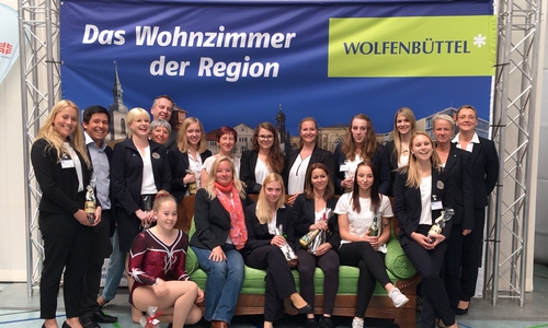 Zum Schluss und nach getaner Arbeit durften die Kampfrichter noch einmal auf dem Grünen Sofa, dem „Wohnzimmer der Region", Platz nehmen. Foto: Christina Ecker