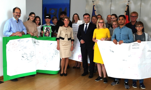 Lehrer und Schüler der IGS Querum übergaben am Mittwoch der Landtagspräsidentin Gabriele Andretta, Annette Schütze MdL und Dr. Christos Pantazis MdL eine Petition. Foto: SPD