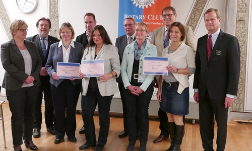 In der 2. Reihe v.li. Herr Bosse (stellvertr.Bürgermstr.); 2.Reihe v. re. Herr Siebert (Präsident. Rotary Club),Herr Mazen (Gemeindienstbeauftragter ),Herr Gummert (Vors. d. Wolfenbütteler Heimatstiftung. ) mit den Lehrern der Schulen. Foto: Privat
