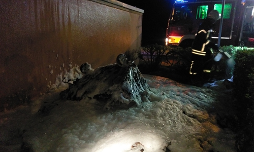 Mit einem Schaumteppich wurde ein erneutes Entzünden der Brandreste verhindert. Fotos: Volkmar Weichert/FFW Vorsfelde