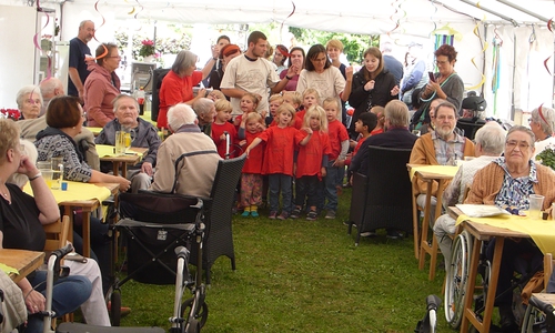 Höhepunkt im Laufe des Nachmittags war der Gesangsauftritt der Waldkindergartenkinder mit ihren Erzieherinnen. Foto: Seniorenbetreuung Schloß Schliestedt