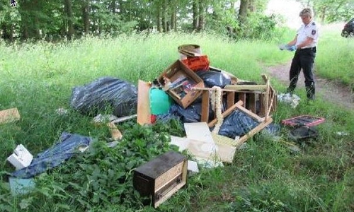 Polizei untersucht illegal entsorgten Müll. Foto: Polizei Braunschweig