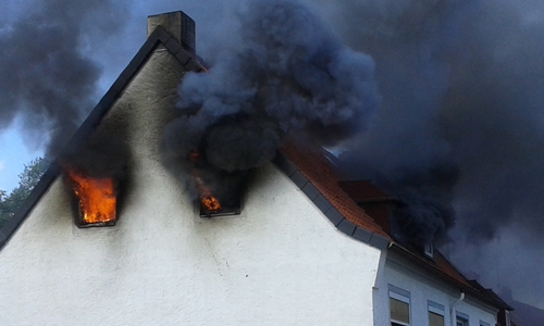 Schwarzer Rauch über Salzgitter. Ein Wohnungsbrand sorgte für einen Einsatz der Feuerwehren. Fotos: Rudolf Karliczek