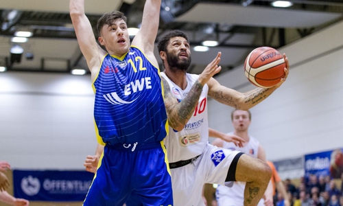 Tarique Thompson hatte im Duell mit Robert Drijencic den längeren Atem. Foto: Reinelt/PresseBlen.de