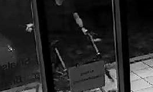 Mit diesem Bild fahndet die Polizei nach dem Täter. Foto/Video: Polizei