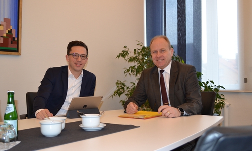 Falko Mohrs (li.) zu Besuch bei Landrat Gerhard Radeck. Foto: Landkreis Helmstedt