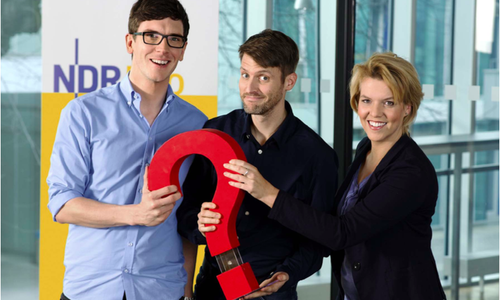 Die Quizmaster Tom Zimmermann und Darren Grundorf, sowie die Moderatorin Birgit Langhammer suchen bei dem kostenlosen Quiz-Spaß nach den besten Quizzern Wolfenbüttels. Foto: NDR / Klaus Westermann