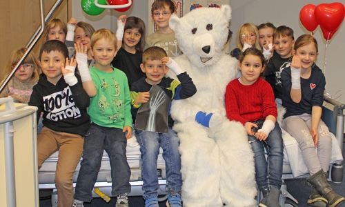 Zum Abschied gab es noch ein gemeinsames Bild mit dem zotteligen Patienten. Fotos: Städtisches Klinikum