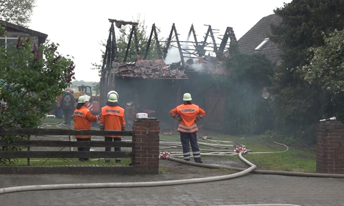 Der Schuppenbrand stellte die Feuerwehrkameraden nicht vor nennenswerte Probleme. Fotos:aktuell24/dc