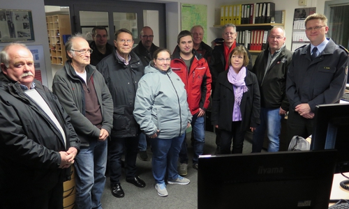 13 Mitglieder des Katastrophenschutzstabes im Landkreis Wolfenbüttel besuchten die Integrierte Regionalleitstelle in Braunschweig. Der Leiter der IRLS, Sebastian Damm, führte die Gäste durch das Gebäude. Foto: Landkreis Wolfenbüttel