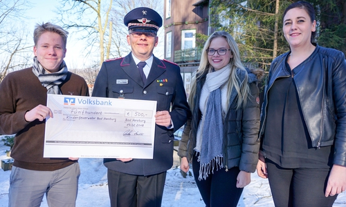 Für die Kinderfeuerwehr wurden 500 Euro vom Burgberg Gymnasium gespendet. Foto: Feuerwehr Bad Harzburg