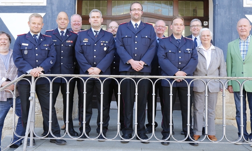 Stellvertretender Bürgermeister Heinz-Rainer Bosse, Stadtbrandmeister Olaf Glaeske, stellvertretender Stadtbrandmeister Marco Dickhut, Ordnungsamtsleiter Jörn Illemann, André Schulze, Steven Pollack, Marco Fricke, Ulrich Wasner, Armin-Andreas Pape, Bürgermeister Thomas Pink, Ratsvorsitzende und Ortsbürgermeisterin (Fümmelse) Hiltrud Bayer und Horst Neubauer (stellvertretender Ortsbürgermeister Atzum) (v. li.). Foto: Stadt Wolfenbüttel/RAE