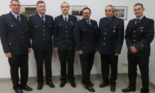 Von links: Ortsbrandmeister Holger Helwig, Marco Langer, Dominik Jäger, Thomas Kottwitz, Hartmut Helwig, stv. Ortsbrandmeister Florian Moder. Foto: Feuerwehr Adersheim