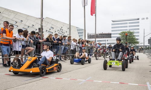 AkkuRacer fahren durch die Stadt. (Archiv)