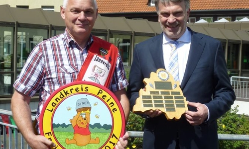 v.l.n.r. Kreiskönig 2017 Frank Samland, Erster Kreisrat Henning Heiß. Foto: Landkreis Peine