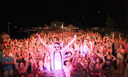 Joey Gabalögl heizte den Besuchern des Lichterfestes als Andreas Gabalier-Double kräftig ein. Fotos/Video: Anke Donner/Kai Baltzer