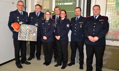 Der scheidende Jugendfeuerwehrwart Helmut Meusel mit seinen Betreuern (v.l. Meusel, Ortsbrandmeister Tim Freier, Darlene Knigge, Christopher Kinas, Sandy Wöhler, Lars-Ingo-Krüger sowie André Grauel als stellvertretender Jugendfeuerwehrwart. Fotos: Ortsfeuerwehr Fallersleben