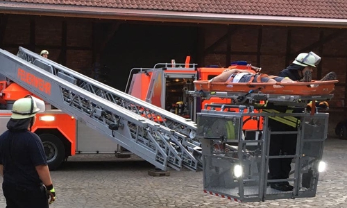 Die Feuerwehr probte ein realistisches Szenario. Auch eine Drehleiter war im Einsatz. Foto: Feuerwehr Wolfenbüttel