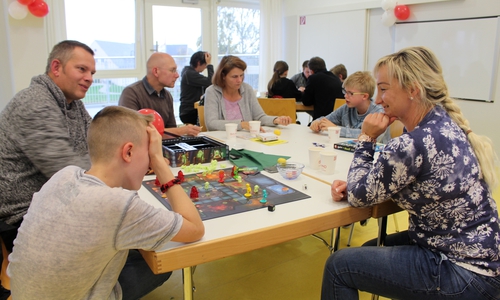 Die Tische des ITZ waren mit spielenden Familien und Gruppen gut belegt. Fotos: Alexander Dontscheff
