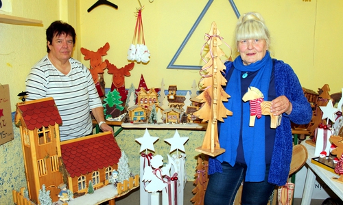 Helga Dietrichs aus Klein Biewende und Irene Suck (links) sahen sich in Watzum den neuen Adventsschmuck an. Foto: Bernd-Uwe Meyer

