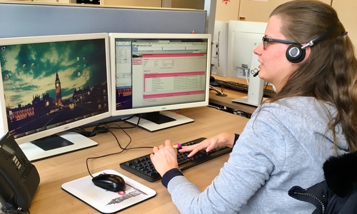 Bei Jessica Müller vom Service Center der Stadt Wolfsburg landen jetzt auch Anrufe aus dem Landkreis Gifhorn. Foto: Stadt Wolfsburg.