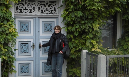 Yvonne von Klenze steht vor dem Elternhaus ihres Ur-Ur-Ur-Großvaters Leo von Klenze. Foto: Förderverein Leo von Klenze Museum e.V. 