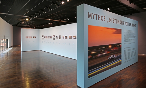Rund 90 Bilder werden in der Ausstellung präsentiert. Foto:  Autostadt (Matthias Leitzke)