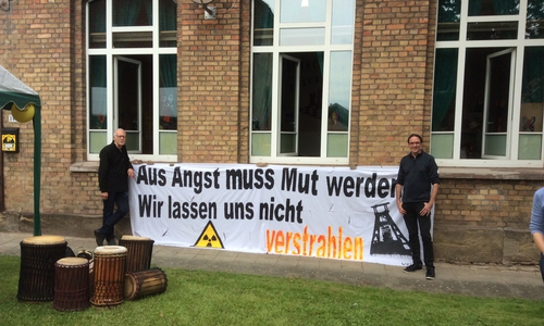 Und schon immer mit dabei, provozierende Banner und Plakate. Sie sollen den Menschen die Augen öffnen. Foto: AG Schacht Konrad