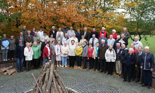 Die Delegierten  der Landsmannschaft Schlesien in Duderstadt.   Im Bild, Landesvorsitzender Helmut Sauer (2. Reihe  2.v.rechts)  und die Wolfenbütteler  Georg Hattwig und Dieter Lorenz  (4.u.5. in der  2.R.v. li) mit den weiteren  Heimatvertriebenen. Foto: privat