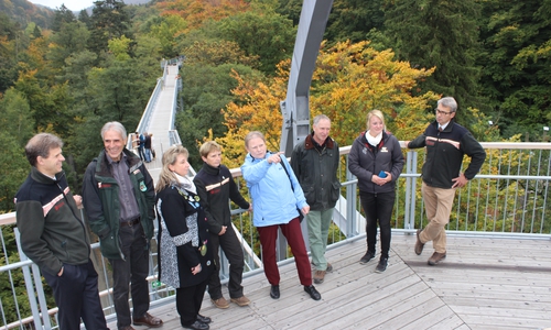 Umweltstaatssekretärin Almut Kottwitz besuchte am Donnerstag den Baumwipfelpfad. Fotos: Anke Donner 