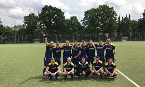 Die Berufsfeuerwehr Braunschweig holt den ersten Platz bei der Regionalausscheidung zur Deutschen Fußballmeisterschaft der Berufsfeuerwehren. Foto: Jörg Pospiech