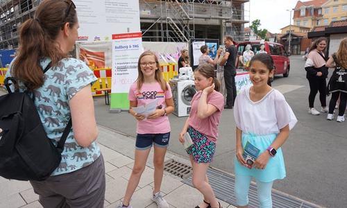 Schülerinnen des THG beim Umweltmarkt. Foto: Theodor-Heuss-Gymnasium