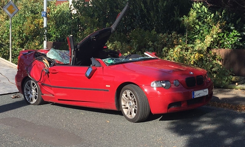 Der BMW hat nach dem Unfall nur noch Schrottwert. Fotos: aktuell24/DC