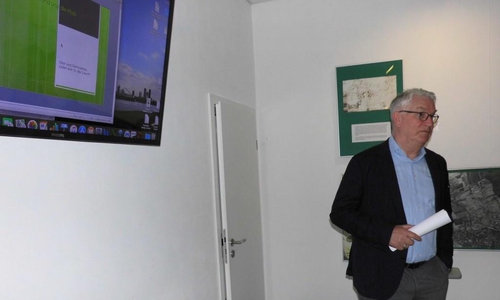 Karl Voges bei seinem Vortrag zum Obst- und Gemüsebau im Alten Land und der Pfalz. Foto: Andreas Meißler