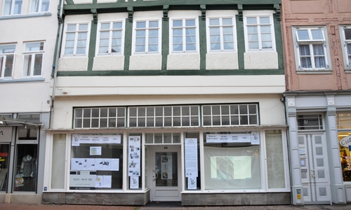 In einem leerstehenden Geschäft auf der Langen Herzogstraße 28 werden in dieser Woche die Ergebnisse des Projektes „Wege der Erinnerung(en) präsentiert.“ Foto: Gedenkstätte in der JVA Wolfenbüttel