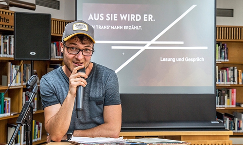 Der vortragende Trans-Mann Karu-Levin Grunwald-Delitz. Foto: Stadt Wolfsburg