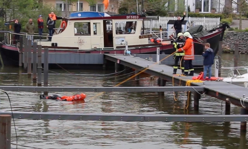 Auf die Feuerwehren Abbesbüttel und Bechtsbüttel wartete in der Marina eine anspruchsvolle Übung. Fotos/Videos: Sandra Zecchino